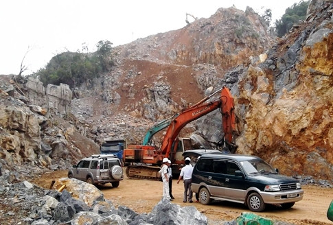 Cán bộ Sở Tài nguyên và Môi trường Quảng Bình kiểm tra hoạt động khai thác tại một mỏ đá vôi ở huyện Tuyên Hóa.