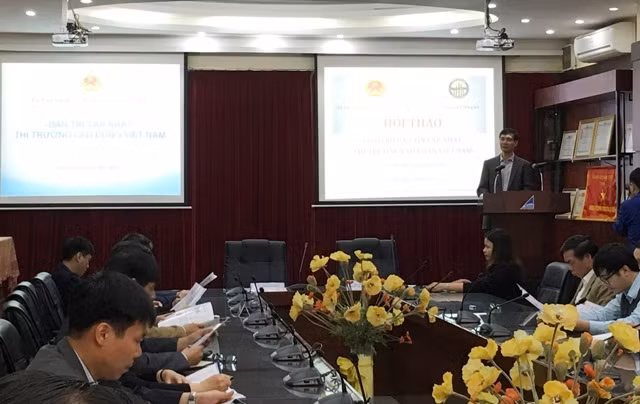 Ông Đào Quang Vinh, Viện trưởng Viện Khoa học lao động và xã hội (Bộ Lao động, Thương binh và Xã hội) phát biểu tại hội thảo.