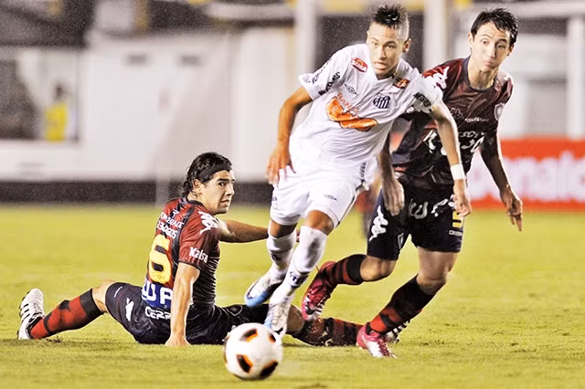 Cậu bé Neymar (áo trắng) khi còn ở Santos. Ảnh | REUTERS