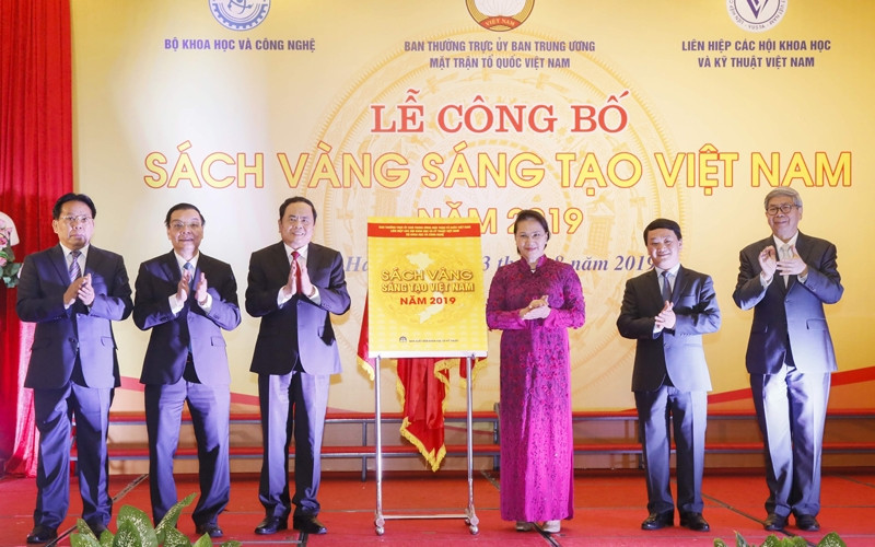 Các đồng chí lãnh đạo tại Lễ công bố Sách vàng Sáng tạo Việt Nam năm 2019. Ảnh: Quang Vinh.