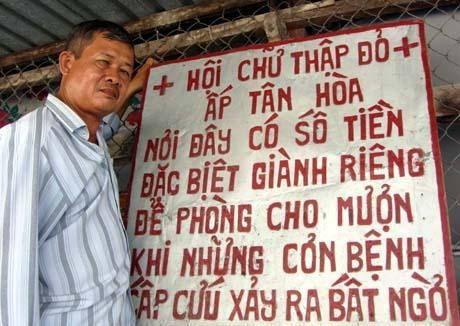 Ông Dư bên tấm bảng đặc biệt.