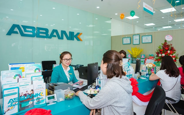 Khách hàng giao dich tại chi nhánh ngân hàng ABBank.