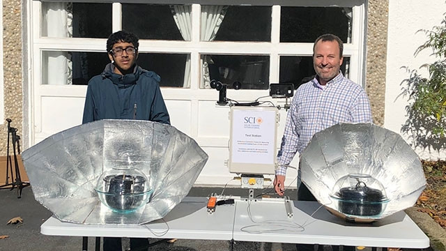 Thử nghiệm bếp năng lượng mặt trời. Ảnh: SOLARCOOKERS