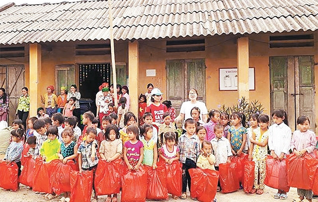 Với nguồn thu từ bán hàng, nhóm E2k đã giúp đỡ, tặng quà học sinh nghèo ở tỉnh Hà Giang.