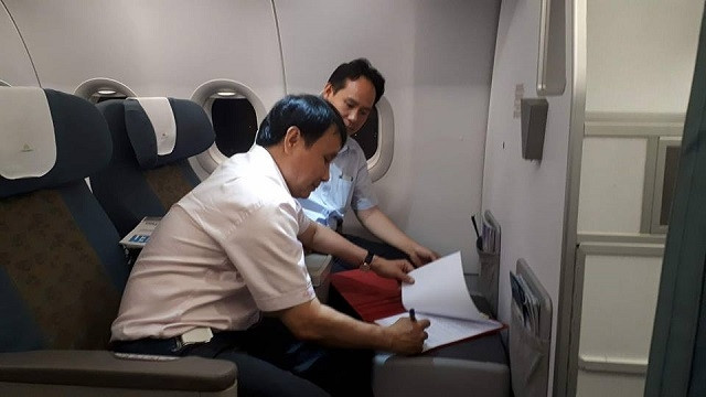 Giáo sư Phạm Như Hiệp - Giám đốc Bệnh viện Trung ương Huế và PGĐ Trung tâm ĐPGTQG Nguyễn Hoàng Phúc thực hiện ký các thủ tục liên quan đến trái tim ngay trên máy bay.