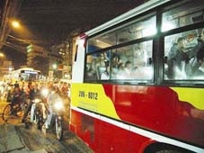 Các xe buýt vất vả
qua đường Khâm Thiên.