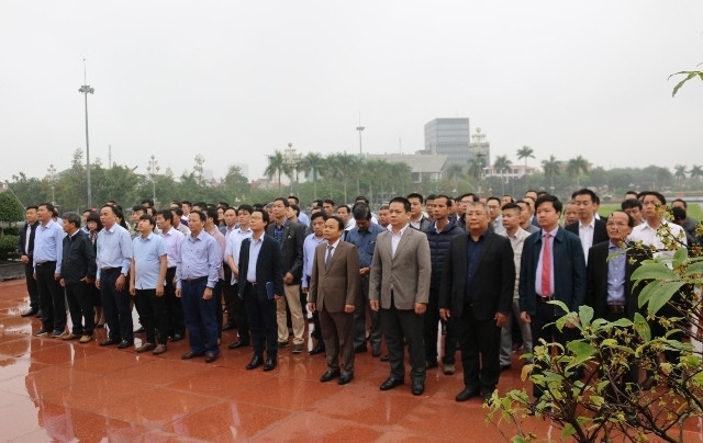 Đoàn cán bộ, PVTT Báo Nhân Dân dâng hương, báo công với Chủ tịch Hồ Chí Minh tại Quảng trường Hồ Chí Minh tại TP Vinh, tỉnh Nghệ An.