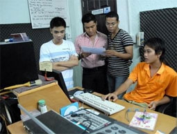 Long (thứ hai từ phải qua) đang tập ca
khúc Vì sao em chết cùng ca sĩ Xuân Phú.