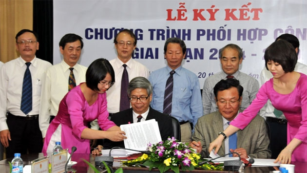 Lãnh đạo Bộ GD và ĐT cùng Liên hiệp các hội KHKTVN ký chương trình phối hợp. Ảnh: Đăng Lương.