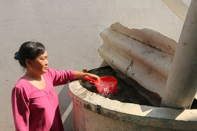 Người dân ở xã Tân Tập, huyện cần Giuộc, tỉnh Long An phải đổi nước ngọt với giá trên 100 nghìn đồng/m3 để sinh hoạt.