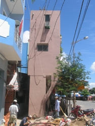 Nhà số 88/33 Bà Huyện
Thanh Quan phường 9 quận
3 sau khi giải tỏa còn lại
trên 1m chiều sâu đã xây lên
2 lầu - phần dưới