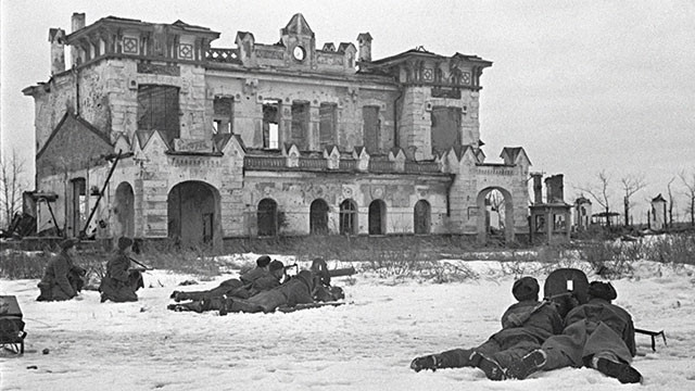 Hồng quân Liên Xô bắn chặn bước tiến công của quân đội phát-xít Đức ở bên ngoài Leningrad. Ảnh: RIA NOVOSTI