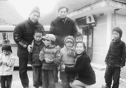CLB Tiến sĩ trẻ đến với trẻ em nghèo tại Hà Giang.