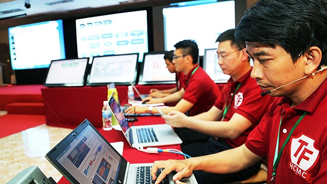 Phòng thủ ngăn chặn sự xâm nhập hệ thống máy chủ tại một buổi diễn tập bảo vệ hệ thống thông tin. Ảnh: Nhật Ðông