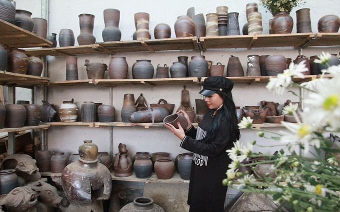 Du khách bị hấp dẫn bởi vẻ đẹp dung di, mộc mạc mà cuốn hút của gốm nghệ thuật.