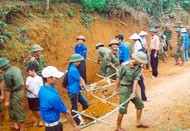 Thanh niên tình nguyện
giúp bà con sửa đường