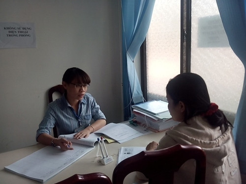 Cán bộ Sở Tư pháp tỉnh Kon Tum tiếp công dân đến làm lý lịch tư pháp.