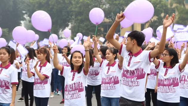 Tuyên truyền thông điệp về an toàn cho phụ nữ, trẻ em gái tại nơi công cộng.