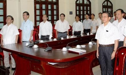 Tổ chức Lễ chào cờ tại: Tỉnh ủy Hà Tỉnh, UBND tỉnh và Tỉnh đội Hà Tĩnh