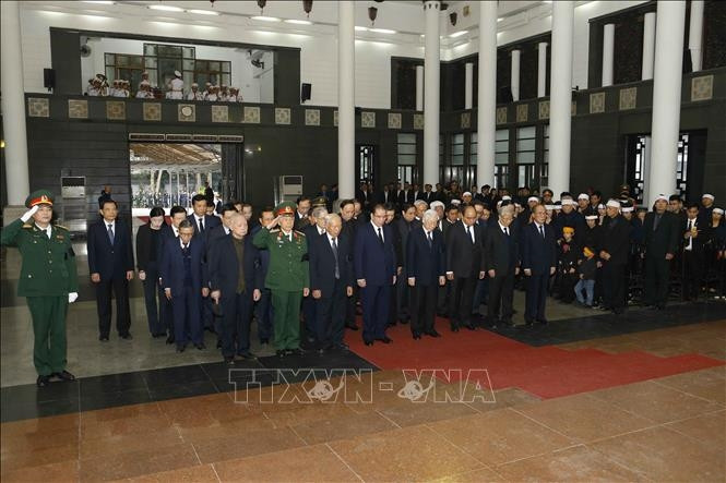 Đoàn đại biểu Ban Chấp hành Trung ương Đảng do Tổng Bí thư, Chủ tịch nước Nguyễn Phú Trọng dẫn đầu viếng đồng chí Nguyễn Đức Bình.