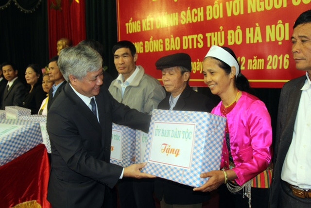 Bộ trưởng, Chủ nhiệm Ủy ban Dân tộc Đỗ Văn Chiến trao quà tặng những người có uy tín TP Hà Nội. Ảnh: VĂN THỨC