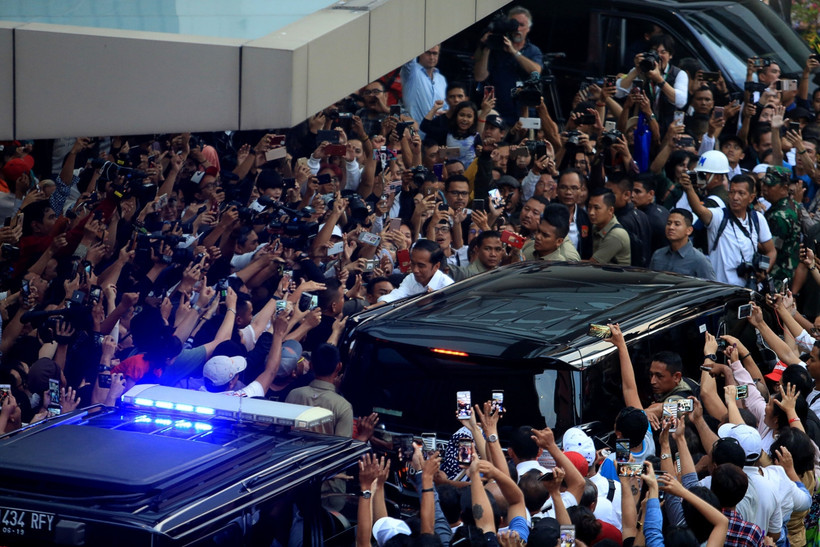 Tổng thống Joko Widodo trong vòng vây của những người ủng hộ (Ảnh: Jakarta Post)