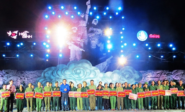 Ban tổ chức trao sổ tiết kiệm cho các cựu TNXP khó khăn.