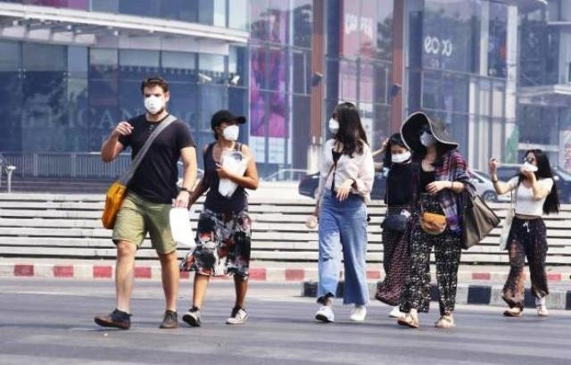 Du khách đeo khẩu trang khi du lịch tại Chiang Mai, Thái-lan. (Ảnh: AP)