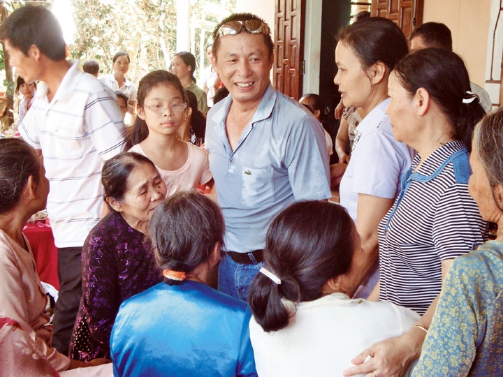 Anh Phương (đứng giữa) gặp mặt bà con, đại gia đình ở quê nhà.