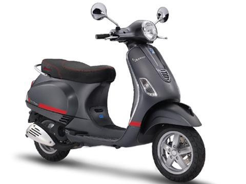 Vespa mới màu xám titan sần.
