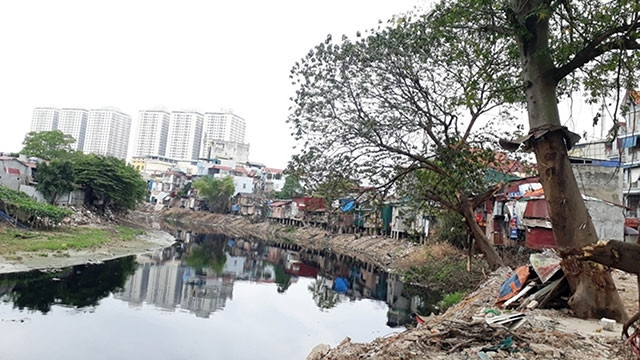 Lấn chiếm, xâm phạm đê, bờ sông, dòng chảy là một trong những nguyên nhân gây biến dạng, ô nhiễm sông Nhuệ nhưng chưa được cơ quan chức năng xử lý triệt để.