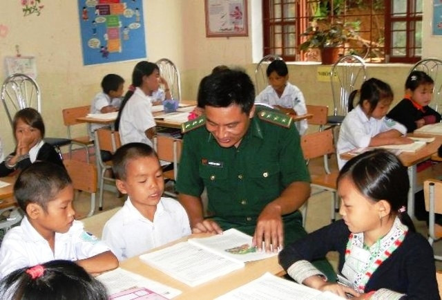 Bộ đội Biên phòng Lào Cai đỡ đầu, trợ giúp các em có hoàn cảnh khó khăn ở vùng cao huyện Mường Khương (Lào Cai).