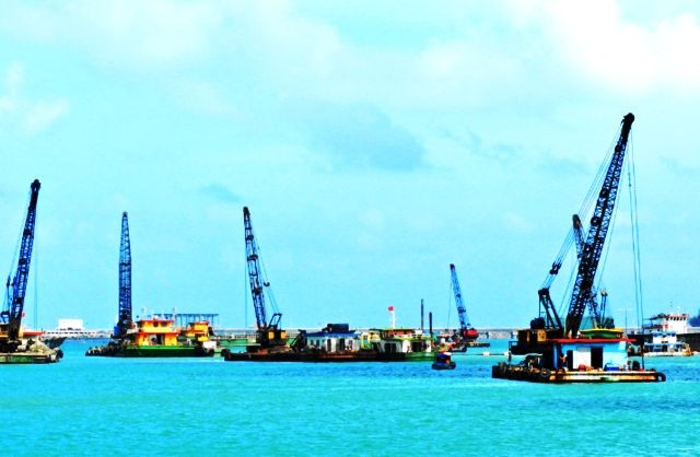 Cảng Hòa Phát nhìn từ ngoài khơi vào.