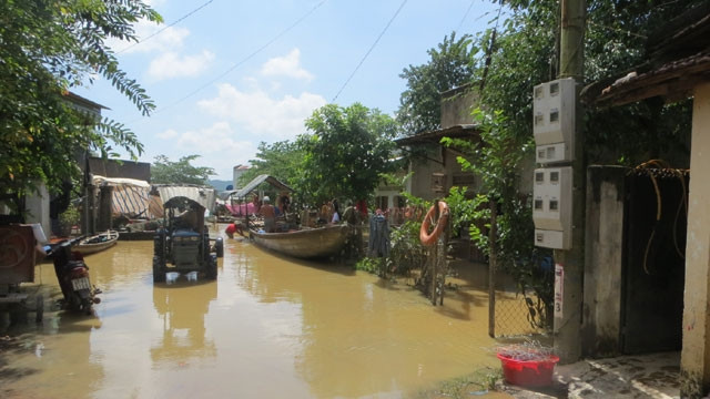 Nhiều nhà dân ở huyện Krông Ana bị chìm sâu trong nước lũ.