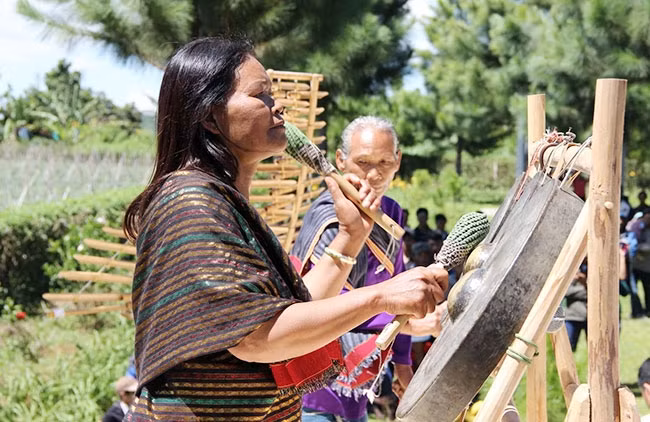 Nghệ nhân Ma Bio người Chu Ru gõ nhịp chiêng Ba.