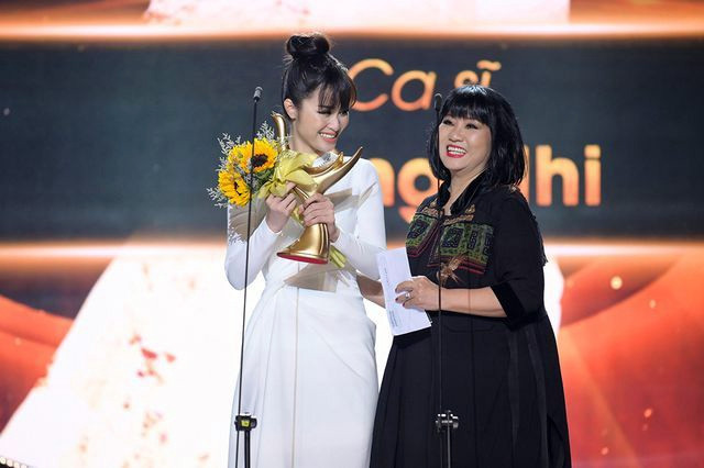 Ca sĩ Ðông Nhi (bên trái) nhận giải ca sĩ của năm.