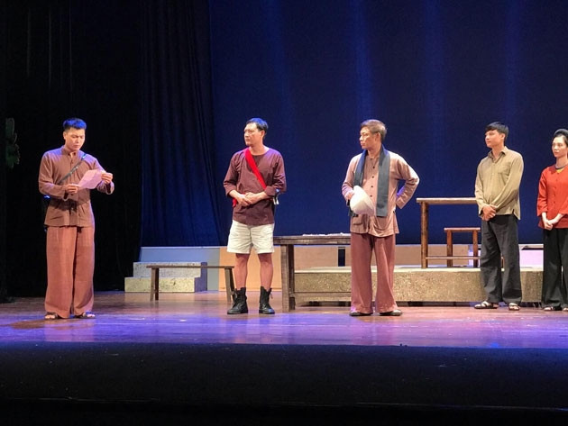 Các nghệ sĩ diễn tập một cảnh trong "Câu chuyện thứ nhất".