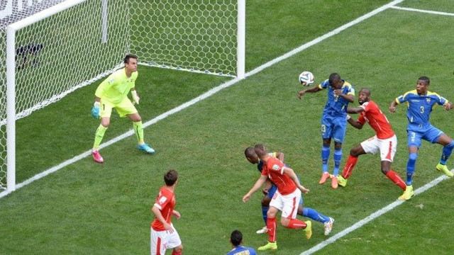 Tình huống Enner Valencia bật cao đánh đầu ghi bàn mở tỉ số của trận đấu.