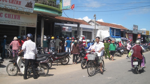 Người dân đổ xô đến tiệm vàng Kim Minh bán vàng vì tin đồn nhảm.