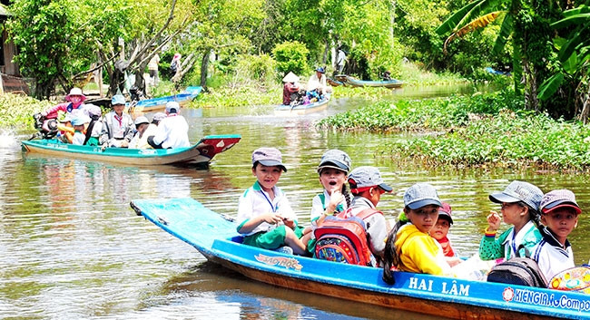 Học sinh vùng sông nước Cà Mau được học hành trong điều kiện cơ sở vật chất tốt hơn khi gom về điểm trường chính.