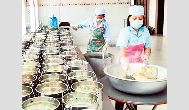 Chia khẩu phần ăn cho học sinh Trường tiểu học Nam Trung Yên (quận Cầu Giấy). ẢNH: THÁI HIỀN