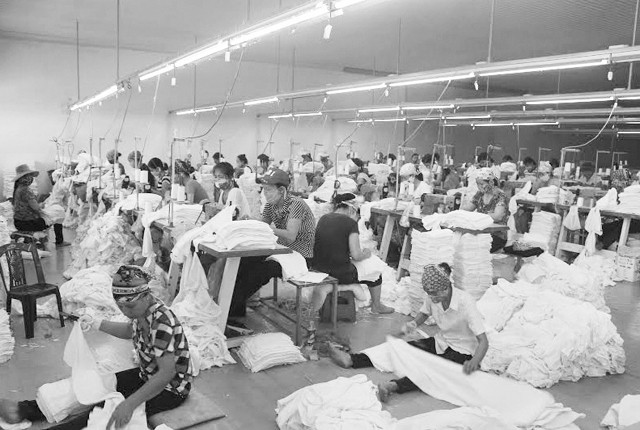 Nghề dệt khăn mặt xuất khẩu tại làng nghề Thái Phương, huyện Hưng Hà (Thái Bình). 