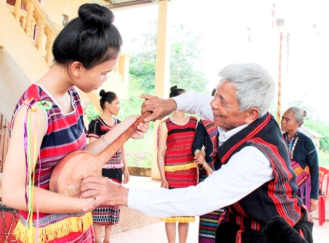 Thiếu nữ bản Ka Tăng, thị trấn Lao Bảo, huyện Hướng Hóa luyện tập các làn điệu dân ca.