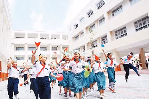 Học sinh Trường tiểu học xã Thái Mỹ, huyện Củ Chi phấn khởi khi được học tập trong ngôi trường mới khang trang, hiện đại.