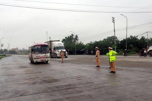 Lực lượng chức năng tăng cường kiểm soát và xử lý các phương tiện cố tình vi phạm.