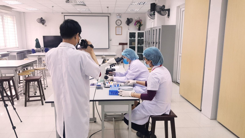 Giảng viên Bộ môn Sinh lý học quay video giảng dạy trực tuyến (Ảnh: HMU)