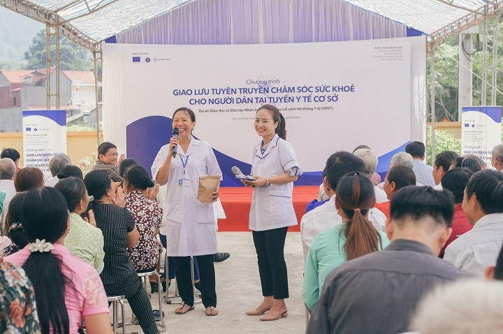 Bác sĩ Hải Anh (cầm mic) -Trạm trưởng Trạm y tế xã Việt Hồng,Trấn Yên, Yên Bái giao lưu cùng bà con.