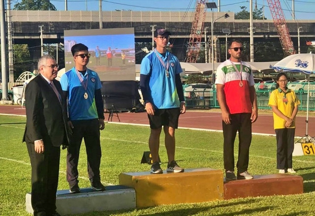 Hai VĐV của Việt Nam là Phi Vũ và Đức Anh chia nhau hai vị trí nhất nhì nội dung cung một dây của nam.