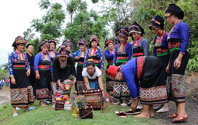 Tết té nước của người dân tộc Lào tại bản Na Sang 1, xã Núa Ngam, huyện Ðiện Biên (Ðiện Biên).