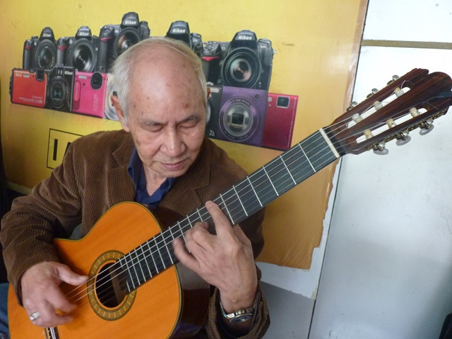 Bao năm trời, tiếng đàn vẫn chẳng chịu già đi…